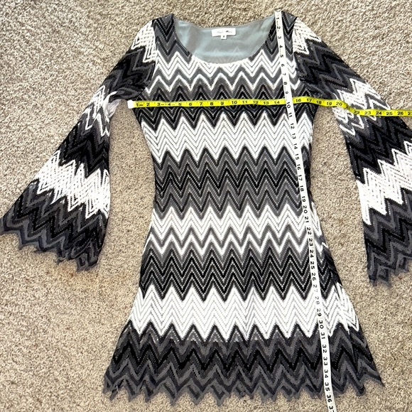 LIKE⭐️NEW CHEVRON DRESS🖤Black, Gray & White by Nicole Marie Bell Sleeves Medium - Picture 9 of 10